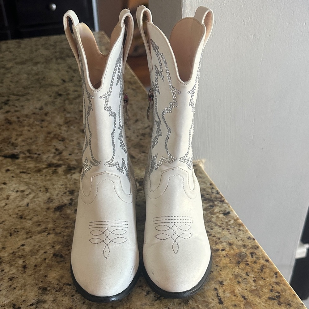 White Embroidered Women's Cowboy Boots